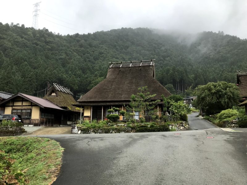 40棟程の茅葺き屋根