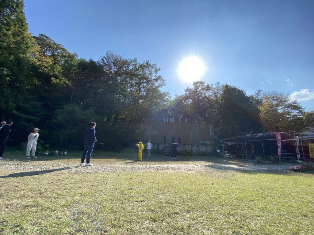 甲賀の里「忍術村」休憩所の前の広場