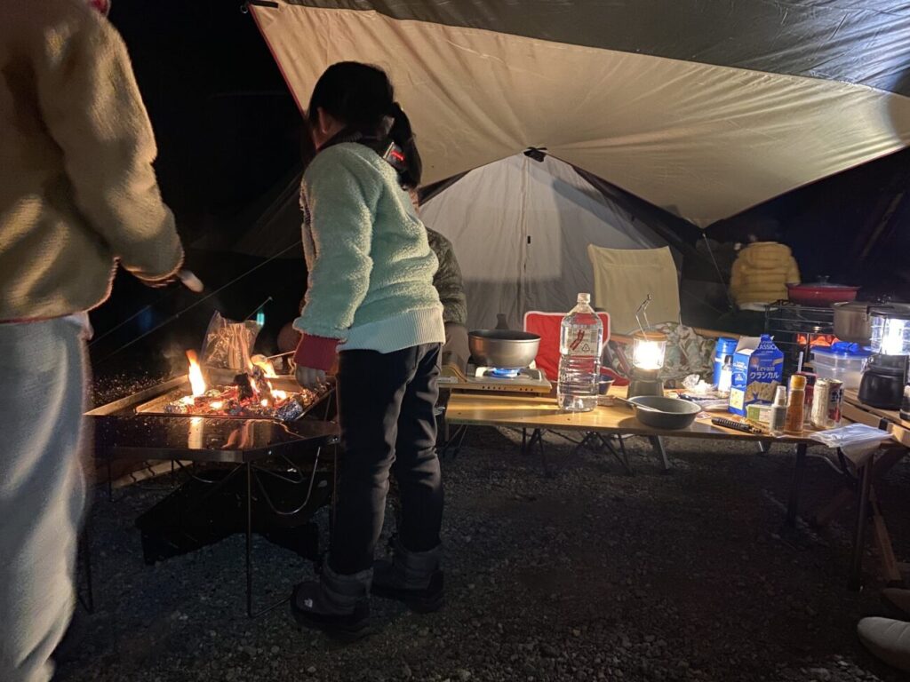 焚き火でマシュマロ焼き