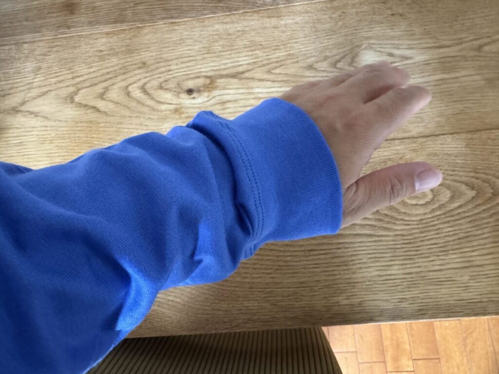 ちょっと袖は長め